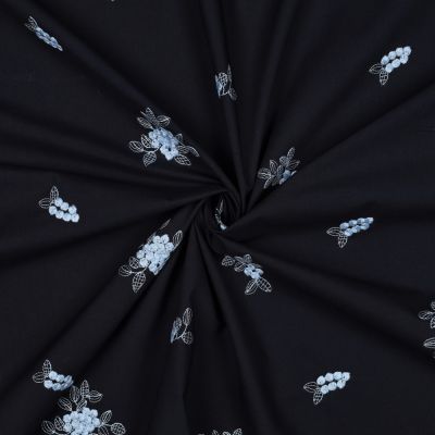 Tissu Voile de Coton Fleurs bleues brodées sur fond Bleu marine - Par 10 cm