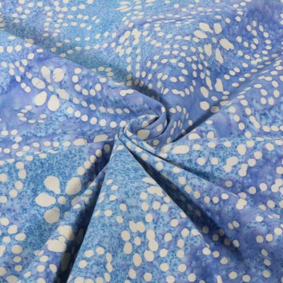 Tissu Voile de Coton Batik fleuris sur fond Bleu lavande - Par 10 cm