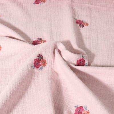 Tissu Double gaze de Coton Poppy Fleurs brodées sur fond Vieux rose - Par 10 cm