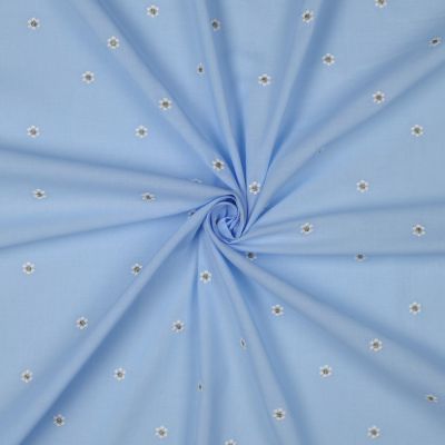 Tissu Coton brodé petites Paquerettes lurex sur fond Bleu ciel - Par 10 cm