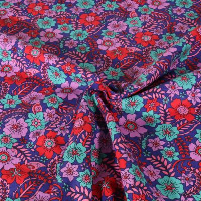 Tissu Popeline de Coton Poppy Fleurs bleues et lilas sur fond Bleu roi - Par 10 cm