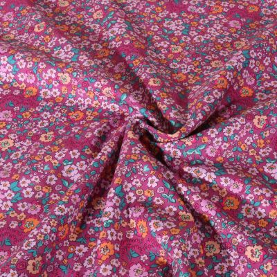 Tissu Popeline de Coton digital Poppy Fleurs roses et pêche sur fond Framboise - Par 10 cm