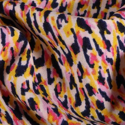 Tissu crêpe imprimé Motifs abstrait rose sur fond Blanc cassé - Par 10 cm