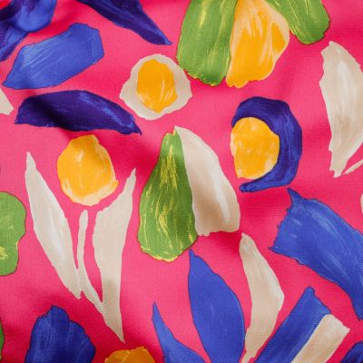 Tissu Crêpe Satin Flowers  sur fond Rose fuchsia - Par 10 cm