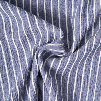 Tissu Polyviscose Seersucker aspect Lin lavé Suzy rayures Blanc sur fond Bleu gris - Par 10 cm
