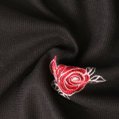 Tissu Maille Polyester Roses brodées sur fond Noir - Par 10 cm