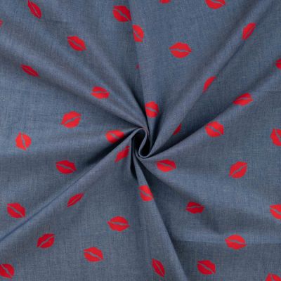 Tissu Chambray Coton imprimé Kiss rouge sur fond Bleu jean - Par 10 cm