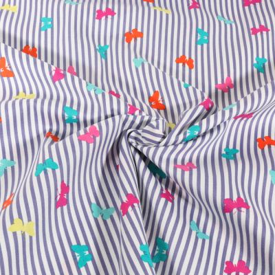Tissu Coton extensible rayé bleu et Papillons colorés sur fond Blanc - Par 10 cm