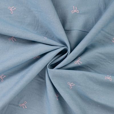 Tissu Chambray Coton brodé Noeuds roses sur fond Bleu denim - Par 10 cm