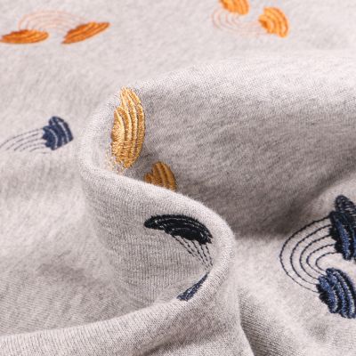 Tissu Sweat Léger envers gratté  Arc en ciel brodés ocre sur fond Gris chiné - Par 10 cm