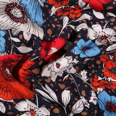 Tissu Viscose texturé Fleurs rouges blanches et bleues sur fond Bleu marine - Par 10 cm