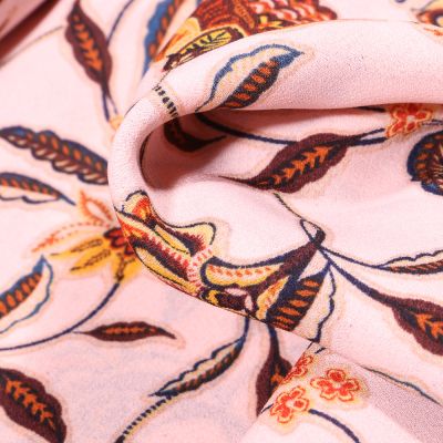 Tissu Crêpe georgette Fleurs et feuilles sur fond Rose - Par 10 cm