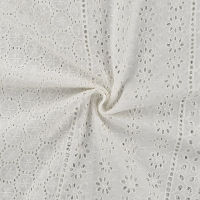 Tissu Popeline de Coton Broderie Anglaise Cercles &amp; Fleurs sur fond Blanc cassé - Par 10 cm
