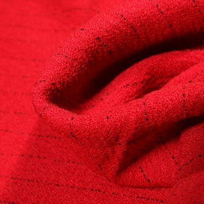 Tissu Crêpe texturé Rayures noires sur fond Rouge - Par 10 cm