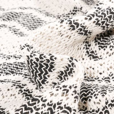 Tissu Crochet dentelle Chevrons noirs sur fond Blanc cassé - Par 10 cm