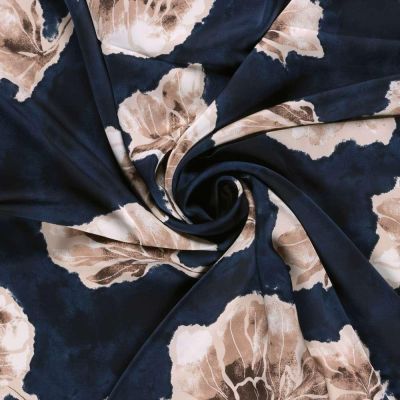 Tissu Satin Duchesse Aliénor Fleurs de nuit sur fond Bleu marine - Par 10 cm
