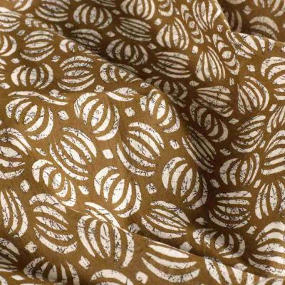 Tissu  Voile de Coton Batik Saria sur fond Brun - Par 10 cm