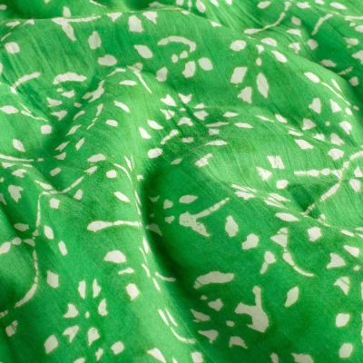 Tissu  Voile de Coton Batik Naya sur fond Vert pomme - Par 10 cm