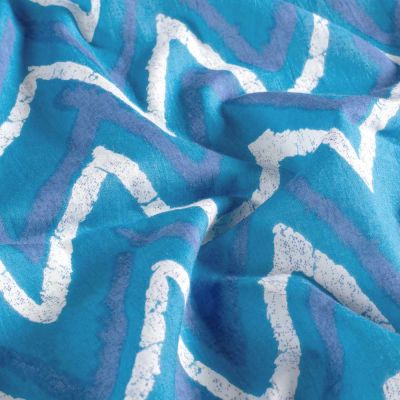Tissu  Voile de Coton Batik Kaya chevrons sur fond Bleu turquoise - Par 10 cm