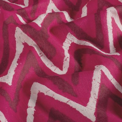 Tissu  Voile de Coton Batik Kaya chevrons sur fond Magenta fuschia - Par 10 cm