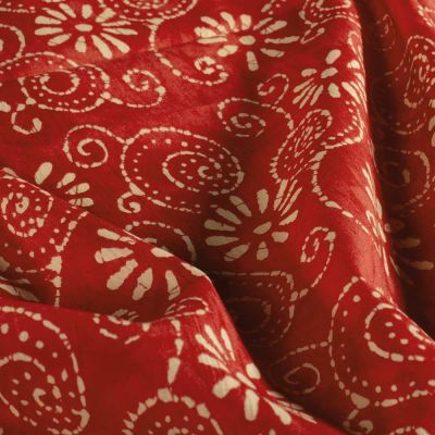 Tissu  Voile de Coton Batik Naya Bali sur fond Rouge - Par 10 cm