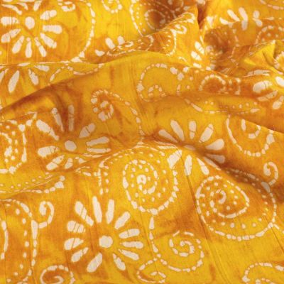 Tissu  Voile de Coton Batik Naya Bali sur fond Jaune safran - Par 10 cm