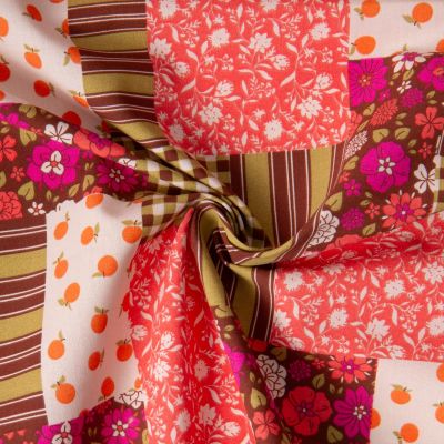 Tissu Coton imprimé Arty Suzie patchwork fleuri Cacao et Rose sur fond Beige - Par 10 cm