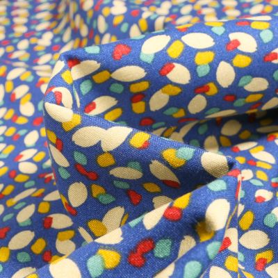 Tissu Viscose Konogo sur fond Bleu - Par 10 cm