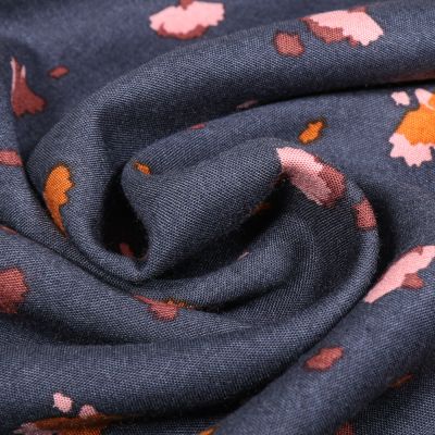 Tissu Viscose Arty Paepae sur fond Bleu jean - Par 10 cm