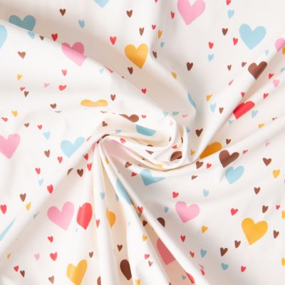 Tissu Imperméable déperlant Ti Amo petits coeurs Multicolore sur fond Blanc - Par 10 cm