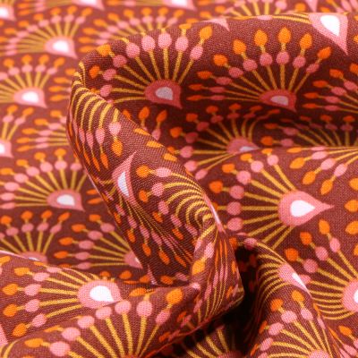 Tissu Viscose Arty Plumes de paon sur fond Rouille - Par 10 cm