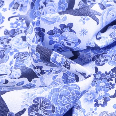 Tissu Coton imprimé QT Fabrics Cat &amp; flowers sur fond Bleu - Par 10 cm