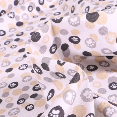 Tissu Coton imprimé QT Fabrics Pattes de chiens beige sur fond Blanc - Par 10 cm