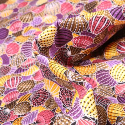 Tissu Coton  QT Fabrics Way Under Ayush sur fond Violet - Par 10 cm