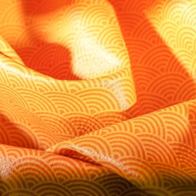 Simili cuir d&#039;ameublement Eventails oranges sur fond Jaune curry - Par 50 cm