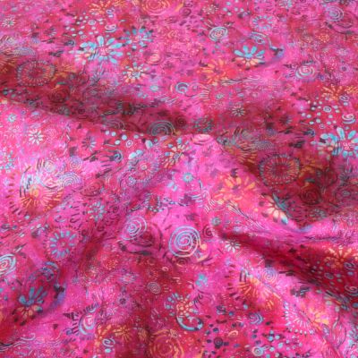 Tissu Popeline de Coton légère Esprit batik sur fond Rose fuchsia - Par 10 cm