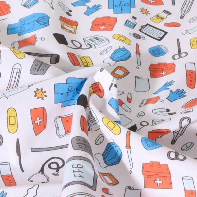 Tissu Coton imprimé Trousse à bobos multicouleurs sur fond Blanc - Par 10 cm