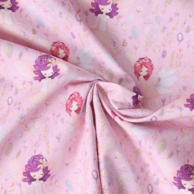 Tissu Coton imprimé  Faylina fées Roses pâle sur fond Rose poudré - Par 10 cm