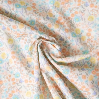 Tissu Popeline de Coton légère Fleurs pastel abricot, bleu ciel et vert tendre sur fond Blanc cassé - Par 10 cm