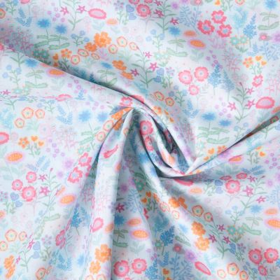 Tissu Popeline de Coton légère Petites fleurs et feuilles aquarelle pastel sur fond Bleu clair - Par 10 cm