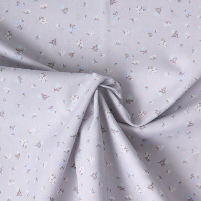 Tissu Popeline de Coton légère Petites fleurs blanc cassé et bleu layette sur fond Gris perle - Par 10 cm