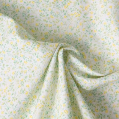 Tissu Popeline de Coton légère Fleur vert d&#039;eau et jaune pastel sur fond Blanc cassé - Par 10 cm