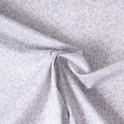 Tissu Popeline de Coton légère Fleur bleu lavande et gris bleuté sur fond Blanc cassé - Par 10 cm