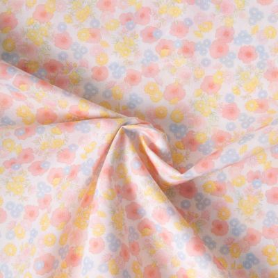 Tissu Popeline de Coton légère floral pastel corail, jaune pastel et bleu clair sur fond Blanc - Par 10 cm