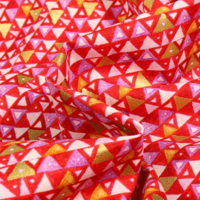 Tissu Gustav Klimt Triangles dorés sur fond Rouge - Par 10 cm