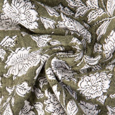 Tissu Jacquard d&#039;ameublement Suri grosses fleurs Blanc sur fond Vert olive - Par 10 cm