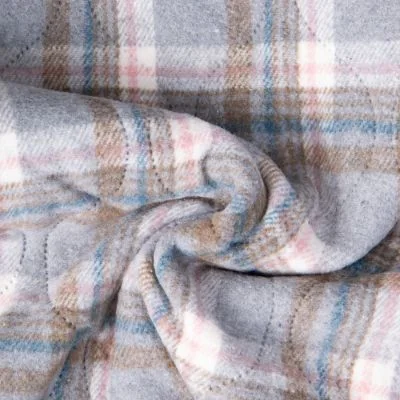 Tissu Matelassé Ciarra tout doux  envers doudoune carreaux Roses et Bleus sur fond Gris - Par 10 cm