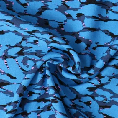 Tissu Viscose  Cobalia motifs abstraits Noirs sur fond Bleu levos - Par 10 cm