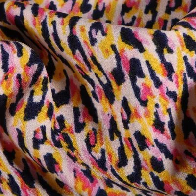 Tissu crêpe imprimé Motifs abstrait rose sur fond Blanc cassé - Par 10 cm
