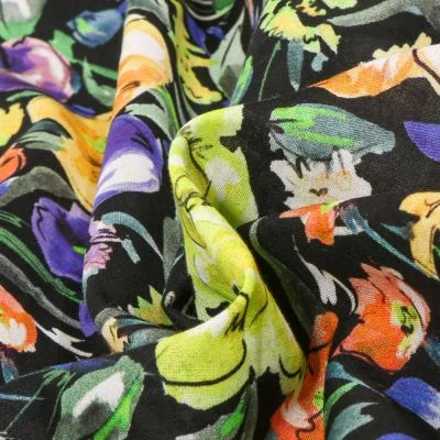 Tissu Voile de Coton Lara vert sur fond Noir - Par 10 cm
